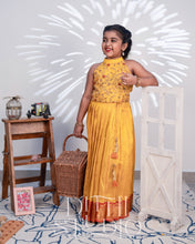 Load image into Gallery viewer, Yellow Paavadai Sattai