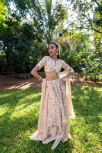 Load image into Gallery viewer, Off White Printed Skirt Set
